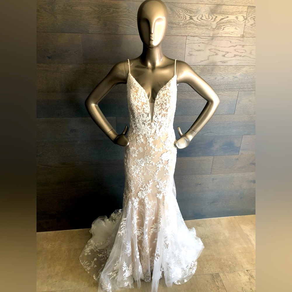 Enzoani Bridal Gown Beautiful cotton lace with beaded details. Sample size 8